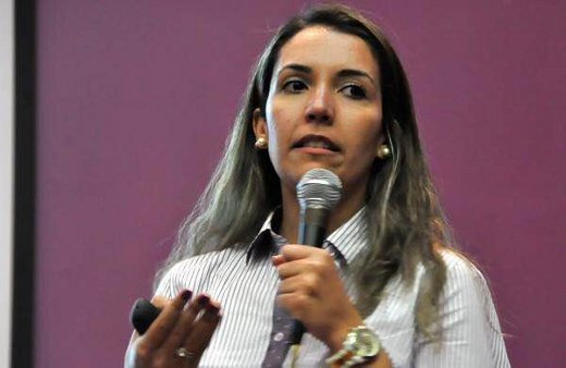Paula de Freitas apresentando sua pesquisa