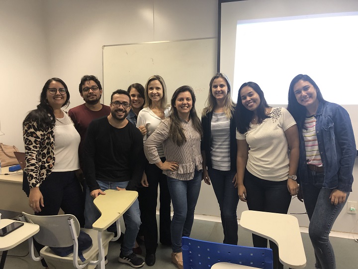 Cerimônia de abertura com a Profª Drª Jamila Perini, a palestranteª Drª Elaine Pereira e os membros da comissão organizadora Mayara Calixto, Marllow Claudino, Lucas Lopes, Jéssica Vilarinho, Jéssica Perini, Bruna Soares e Giuliana Rodrigues. Foto: Cerimônia de abertura com a Profª Drª Jamila Perini, a palestranteª Drª Elaine Pereira e os
membros da comissão organizadora Mayara Calixto, Marllow Claudino, Lucas Lopes, Jéssica
Vilarinho, Jéssica Perini, Bruna Soares e Giuliana Rodrigues.