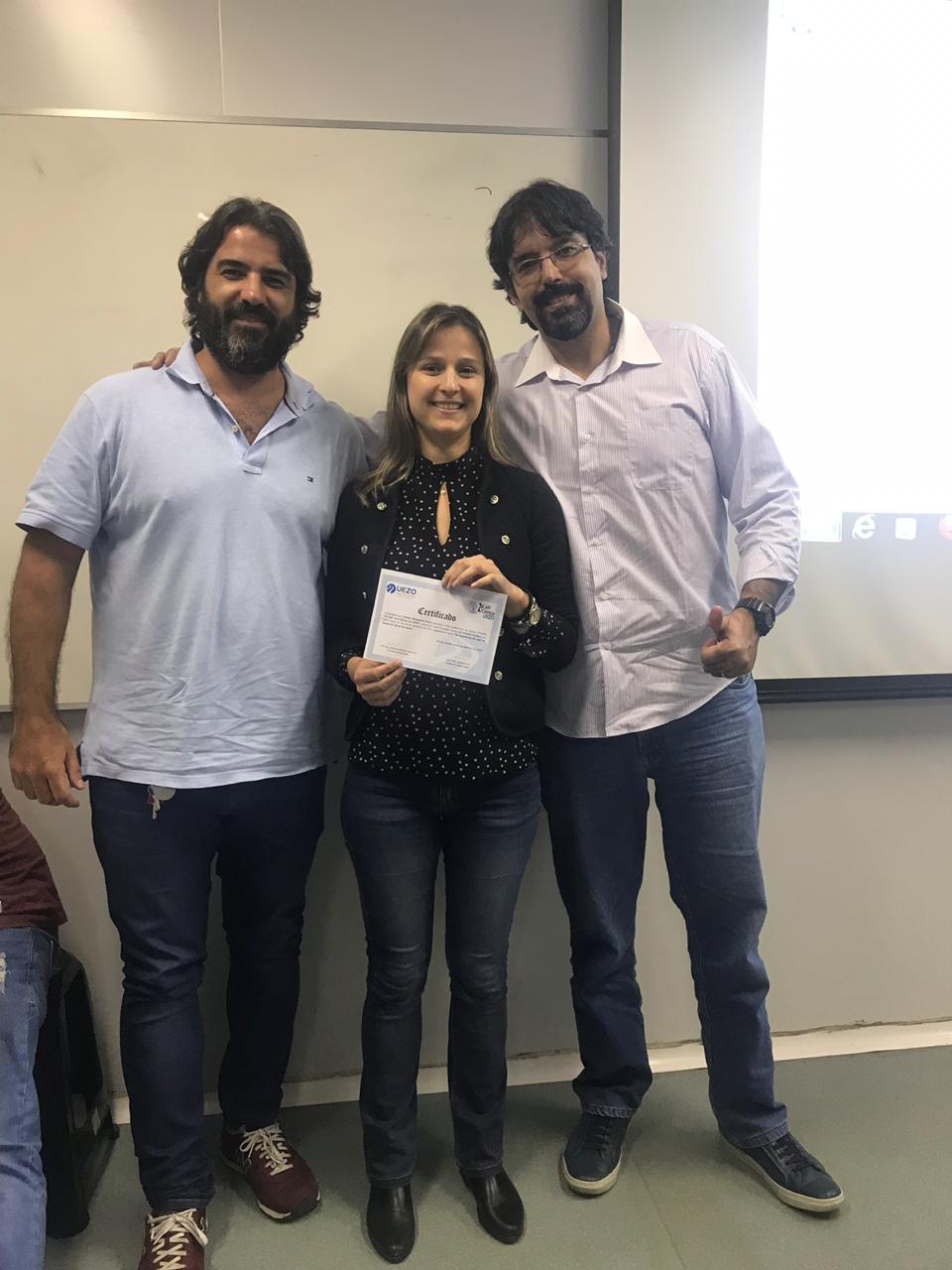 Entrega do certificado de participação da palestrante Jéssica Alessandra Perini:
Prof°. Dr°. Daniel Escorsim Machado e Prof°. Dr°. Leandro Medeiros Motta. Entrega do certificado de participação da palestrante Jéssica Alessandra Perini: Prof°. Dr°. Daniel Escorsim Machado e Prof°. Dr°. Leandro Medeiros Motta.