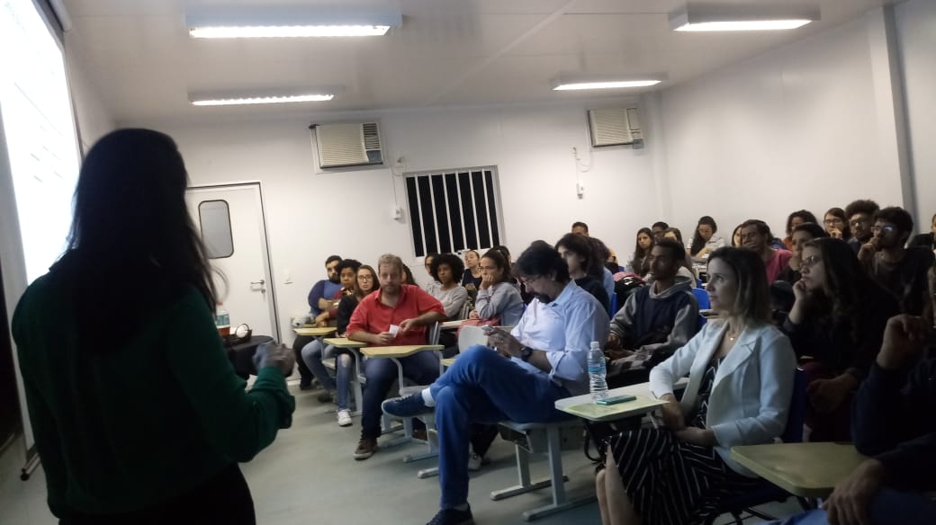 Palestrante Dra. Hayra de Andrade Vieira Monteiro ministrando a palestra de abertura. Palestrante Dra. Hayra de Andrade Vieira Monteiro ministrando a palestra de abertura.